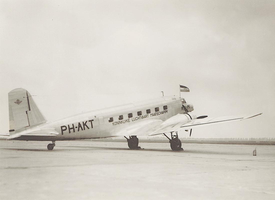 Naam: Foto 396. PH-AKT 'Toekan'. Douglas DC-2. 1100 breed.jpg
Bekeken: 296
Grootte: 59,5 KB