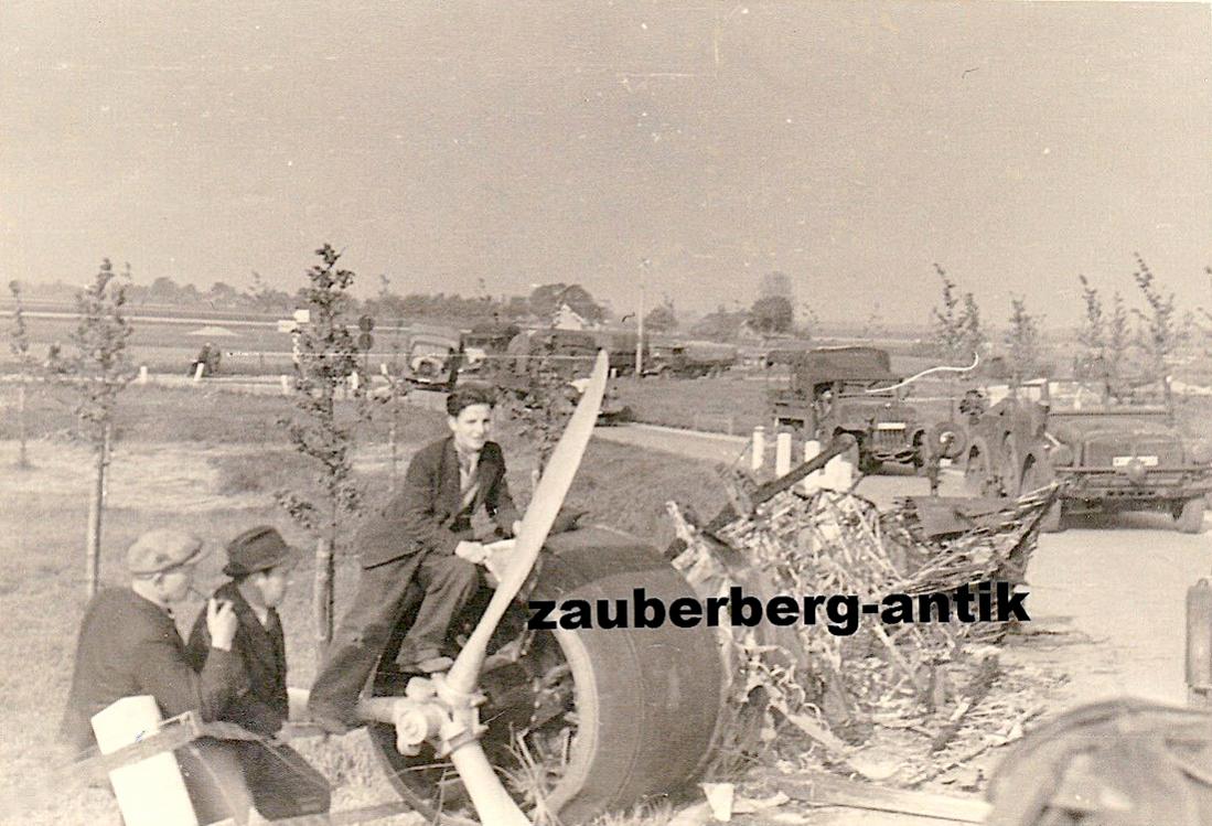 Naam: D-XXI. Foto Wehrmacht Vormarsch Holland Flugzeug crash vor Amsterdam 9. Pz.Div. 1940 kopie.jpg
Bekeken: 496
Grootte: 132,7 KB