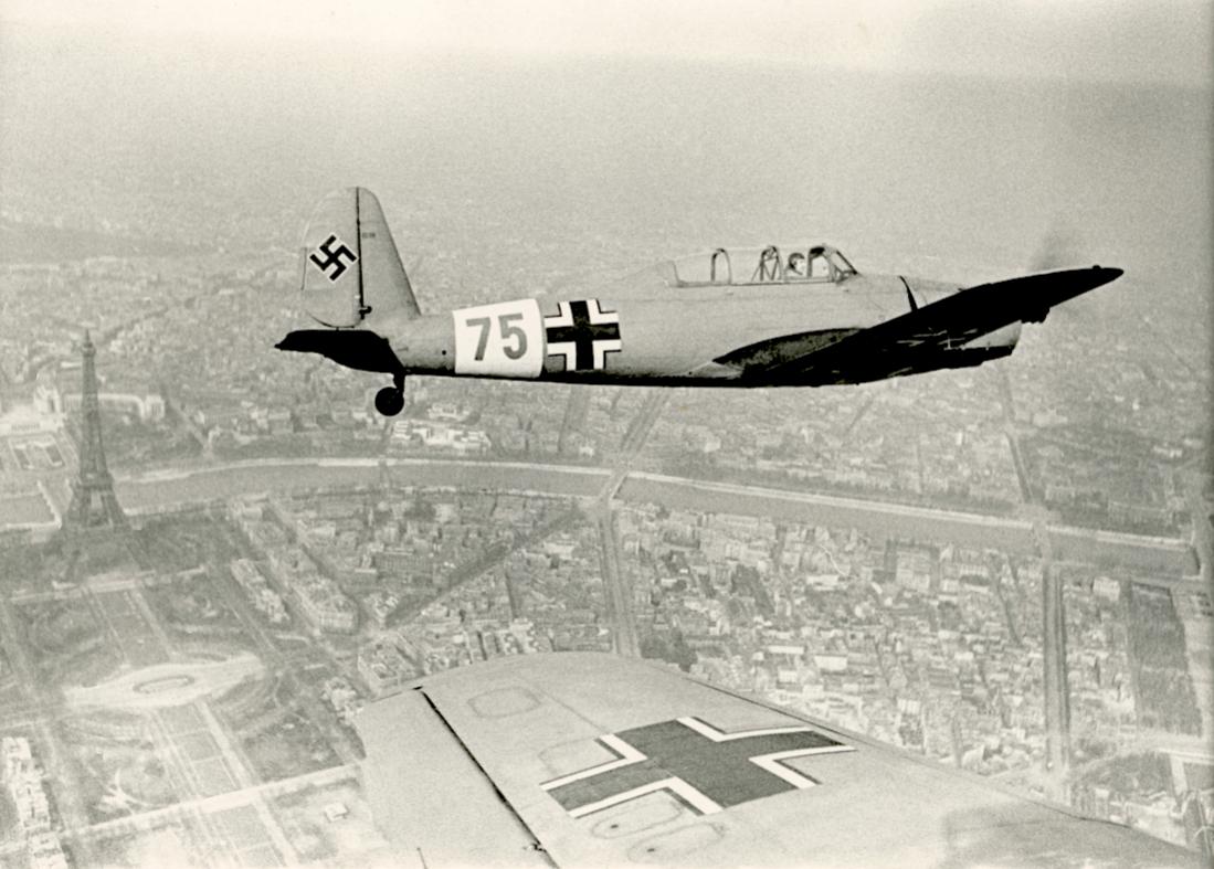 Naam: Foto 608. Arado Ar 96 boven Parijs. 1100 breed.jpg
Bekeken: 669
Grootte: 107,1 KB