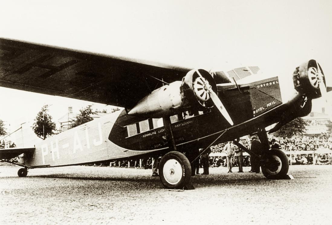 Naam: Foto 397. PH-AIJ 'IJsvogel'. Fokker F.XII. 1100 breed.jpg
Bekeken: 302
Grootte: 112,8 KB