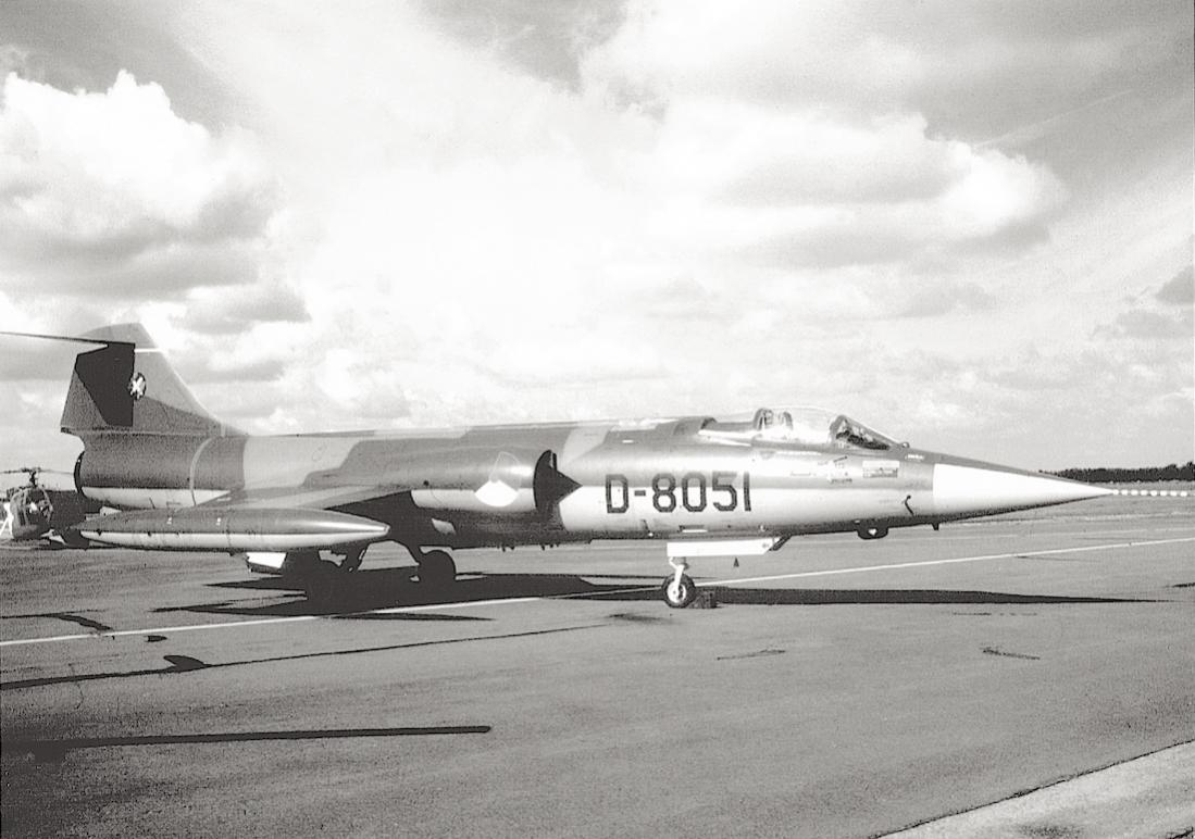 Naam: Foto 300. 'D-8051'. Lockheed F-104G Starfighter. Naar Leeuwarden als poortwachter. 1100 breed.jpg
Bekeken: 293
Grootte: 96,2 KB