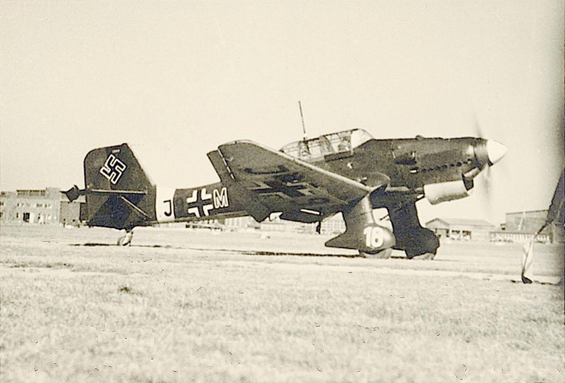 Naam: Foto 612. J9+M?. Junkers Ju-87.jpg
Bekeken: 349
Grootte: 100,0 KB