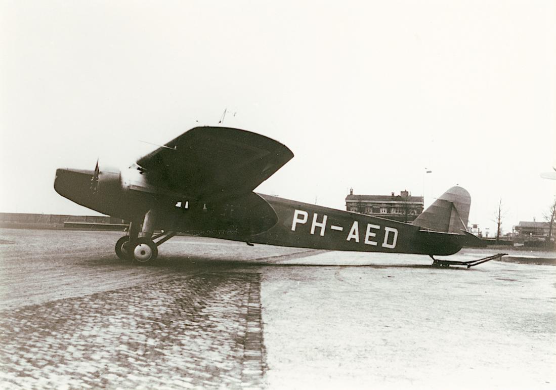 Naam: Foto 400. PH-AED. Fokker F-VIII op Waalhaven. 1100 breed.jpg
Bekeken: 477
Grootte: 81,1 KB