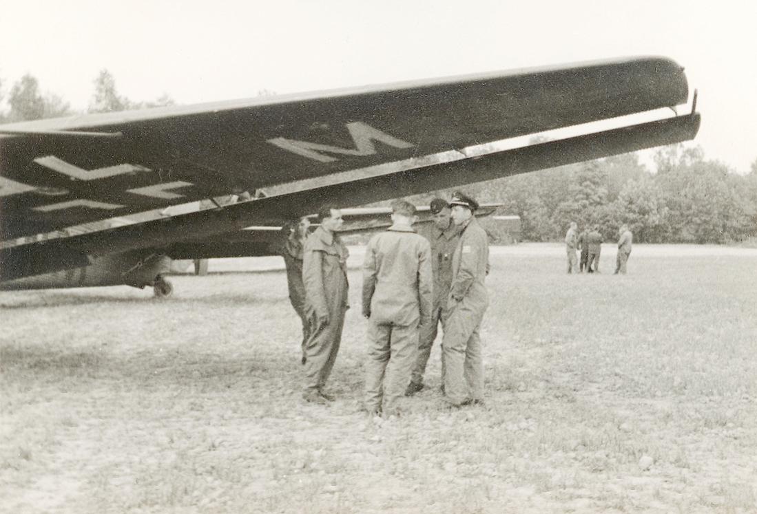 Naam: Foto 613. ??+?M. Overleg bij Ju-52. 1100 breed.jpg
Bekeken: 295
Grootte: 103,5 KB