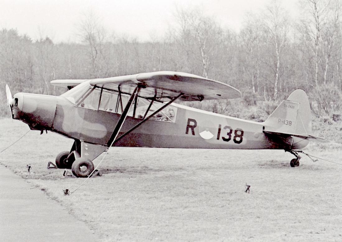 Naam: Foto 307. R-138. Piper L-21B Super Cub. 1100 breed.jpg
Bekeken: 225
Grootte: 109,7 KB