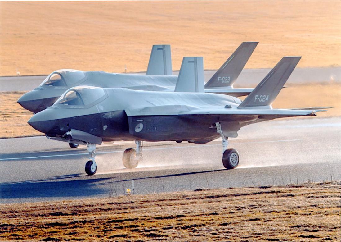 Naam: Foto 308. F-023 en F-024. J-35A van Squadron 313. 1100 breed.jpg
Bekeken: 945
Grootte: 128,3 KB