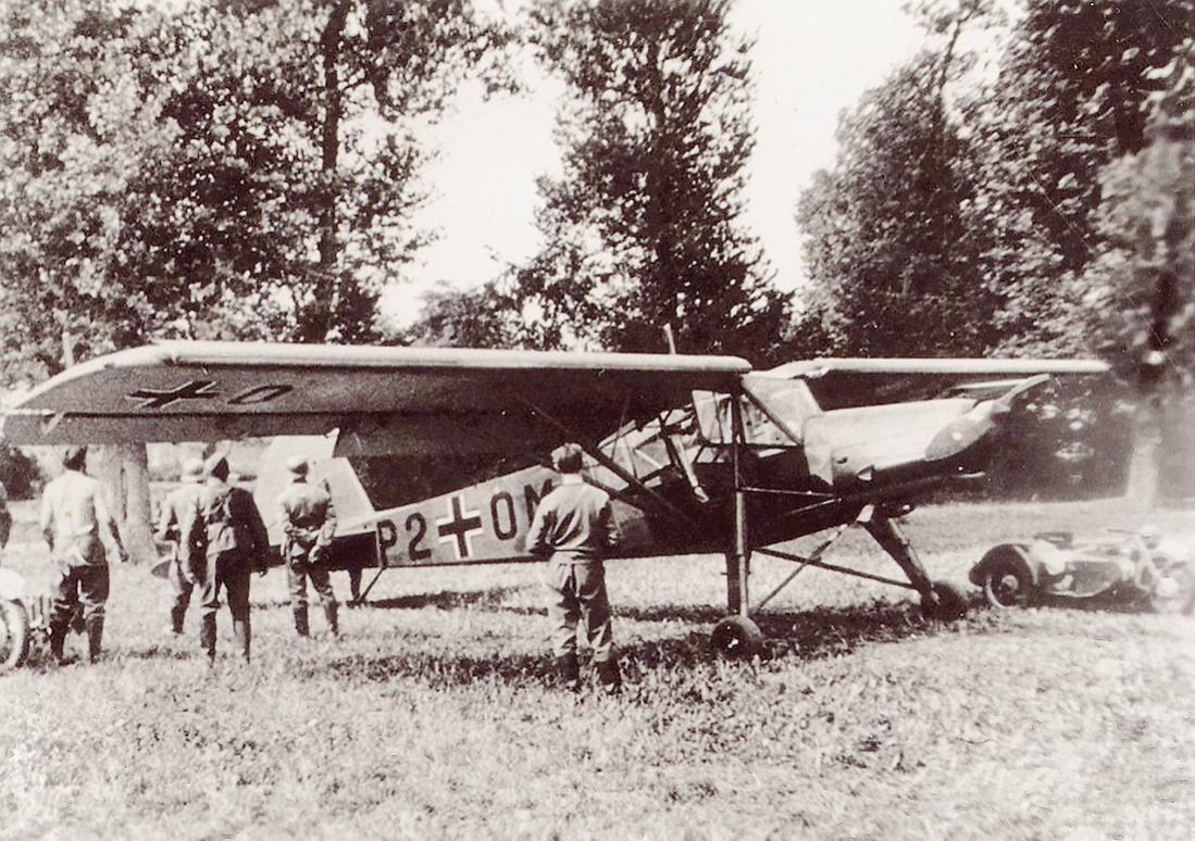 Naam: Foto 616. P2+OM. Fieseler Storch behorende tot Aufkl.Gr. (H) 21. Regi komt niet voor in boek Bar.jpg
Bekeken: 468
Grootte: 177,8 KB