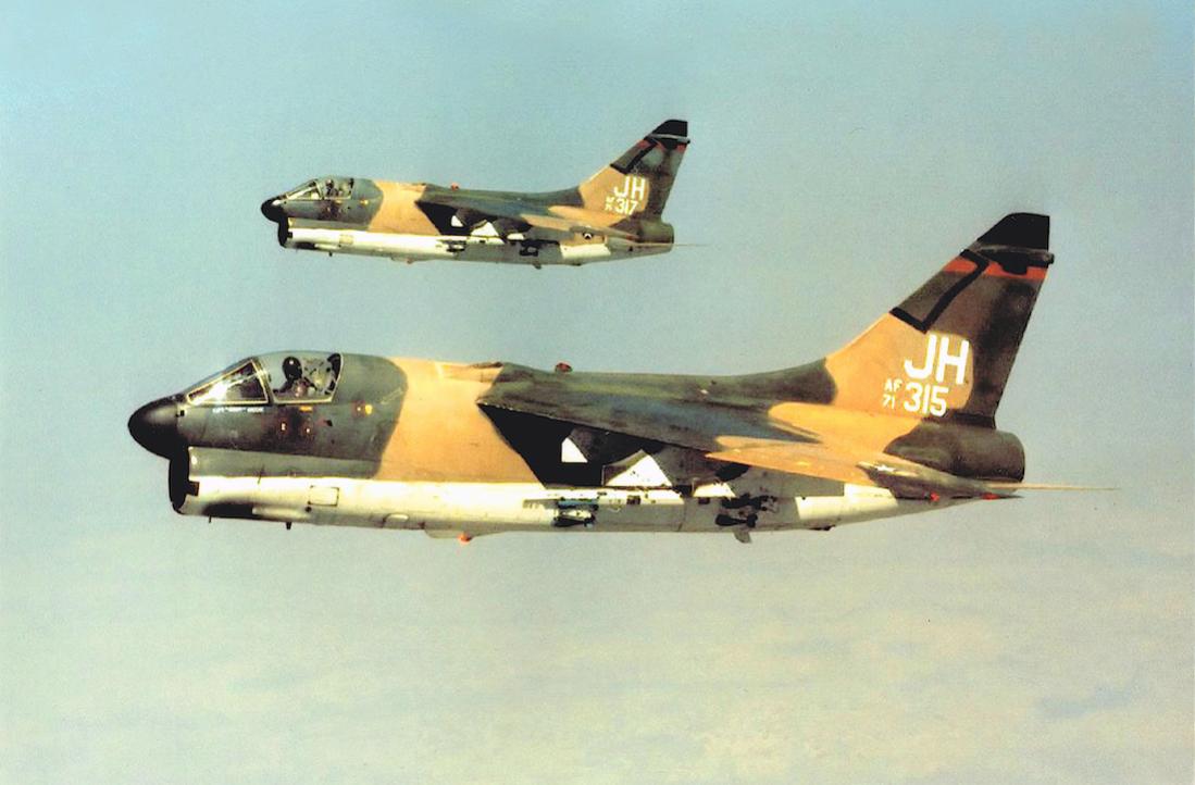 Naam: Foto 861. Ling-Temco-Vought A-7D-10-CV Corsair II. 1100 breed.jpg
Bekeken: 416
Grootte: 73,9 KB