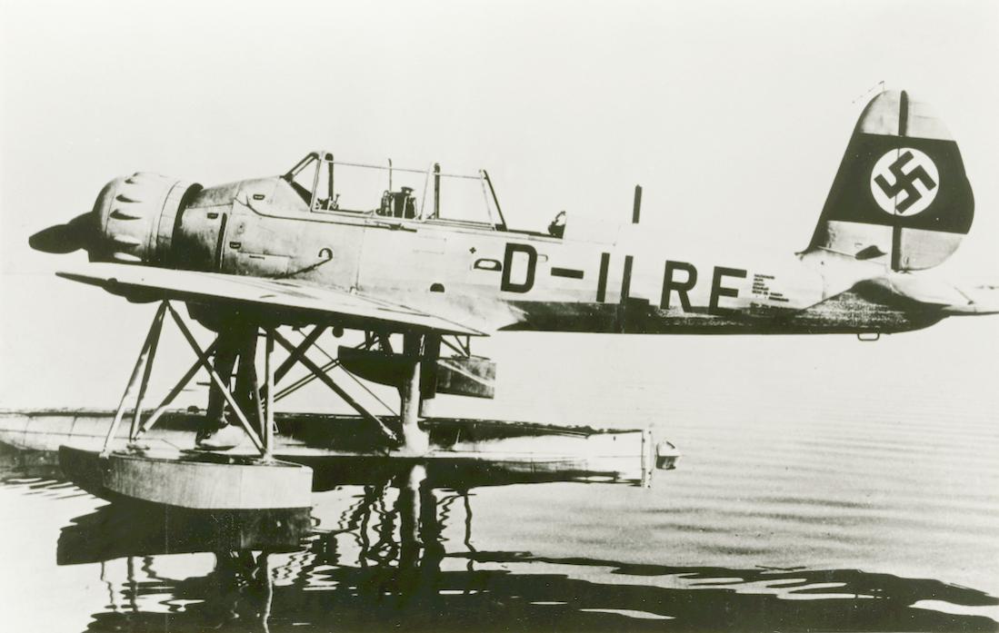 Naam: Foto 617. D-ILRE (later TJ+HF). Arado Ar196 V-3 (met centrale drijver). Werknr. 2591. 1100 breed.jpg
Bekeken: 730
Grootte: 78,4 KB