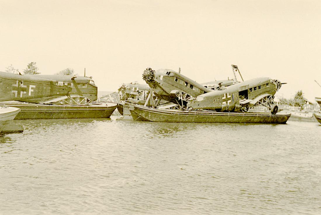 Naam: Foto 618. In Nederland beschadigde Ju-52's worden per dekschuit naar Amsterdam vervoerd. 1100 br.jpg
Bekeken: 339
Grootte: 98,2 KB
