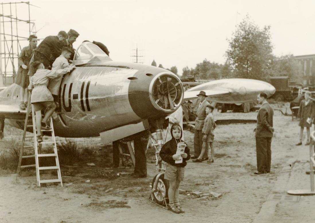 Naam: Foto 314. Thunderjet op tentoonsteling op Hiliport in Rotterdam circa 1955 (E55?). 1100 breed.jpg
Bekeken: 240
Grootte: 99,1 KB