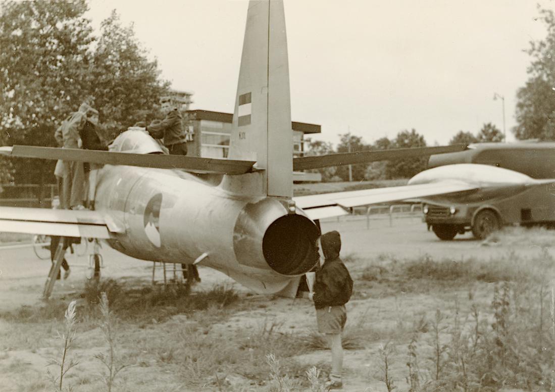 Naam: Foto 315. Thunderjet op tentoonsteling op Hiliport in Rotterdam circa 1955 (E55?). 1100 breed.jpg
Bekeken: 235
Grootte: 98,0 KB