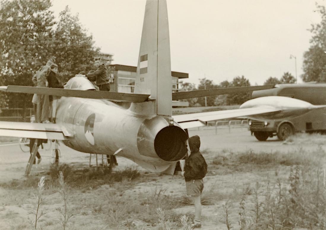 Naam: Foto 315. Thunderjet op tentoonsteling op Hiliport in Rotterdam circa 1955 (E55?). 1100 breed.jpg
Bekeken: 559
Grootte: 98,0 KB