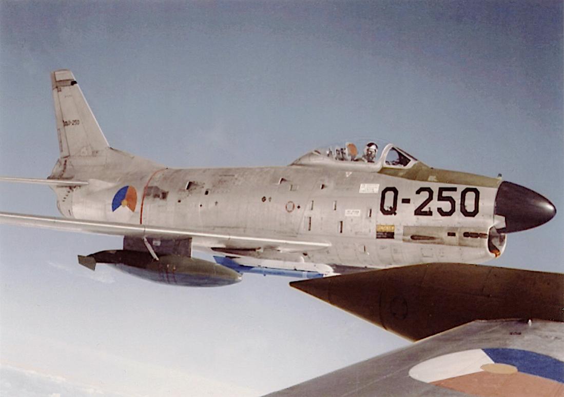 Naam: Foto 322. Q-250. North American F-86K Sabre. 1100 breed.jpg
Bekeken: 210
Grootte: 70,7 KB