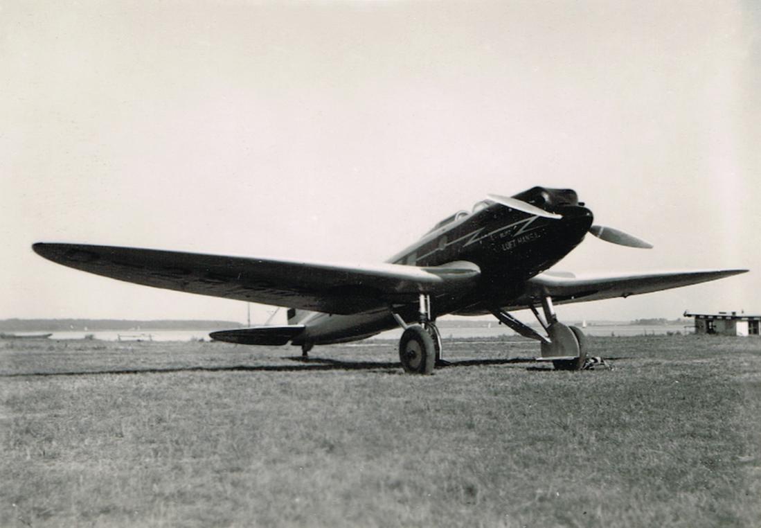 Naam: Foto 523. D-2537 (D-UHUX), Heinkel He 70. 1100 breed.jpg
Bekeken: 370
Grootte: 75,5 KB