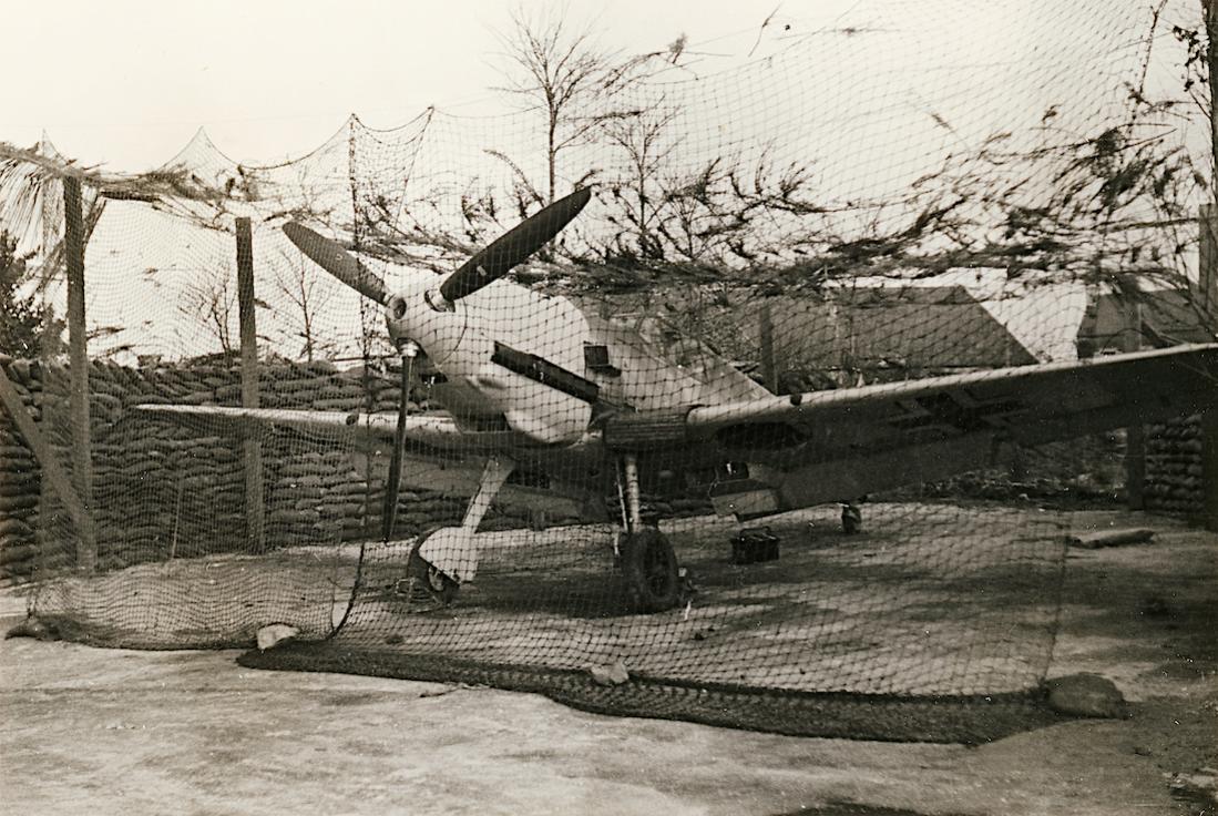 Naam: Foto 631. Me 109 onder camouflagenet. 1100 breed.jpg
Bekeken: 520
Grootte: 159,9 KB