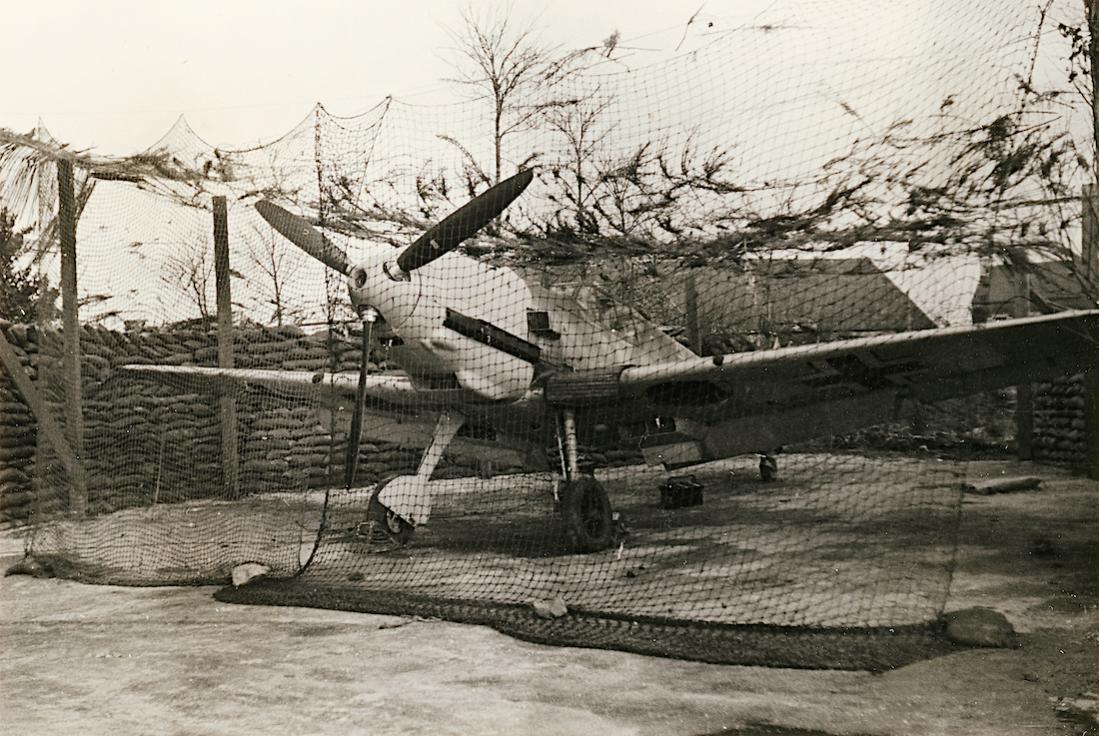 Naam: Foto 631. Me 109 onder camouflagenet. 1100 breed.jpg
Bekeken: 235
Grootte: 159,9 KB