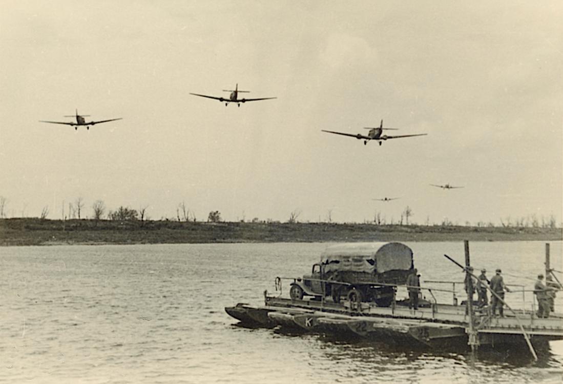 Naam: Foto 632. Cholm kessel. Veer over de Lowat en Ju-52's. 1100 breed.jpg
Bekeken: 473
Grootte: 76,8 KB
