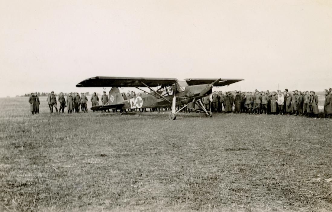 Naam: Foto 634. GA+TI. Fieseler Fi.156 D-1 (WNr. 5229). Sanittsflugbereitschaft (1 of 2?). 1100 breed.jpg
Bekeken: 300
Grootte: 106,3 KB