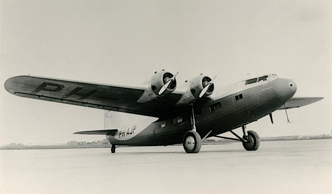 Naam: Foto 424. PH-AJP 'Papegaai'. Fokker F-XXII. 1100 breed.jpg
Bekeken: 223
Grootte: 58,5 KB