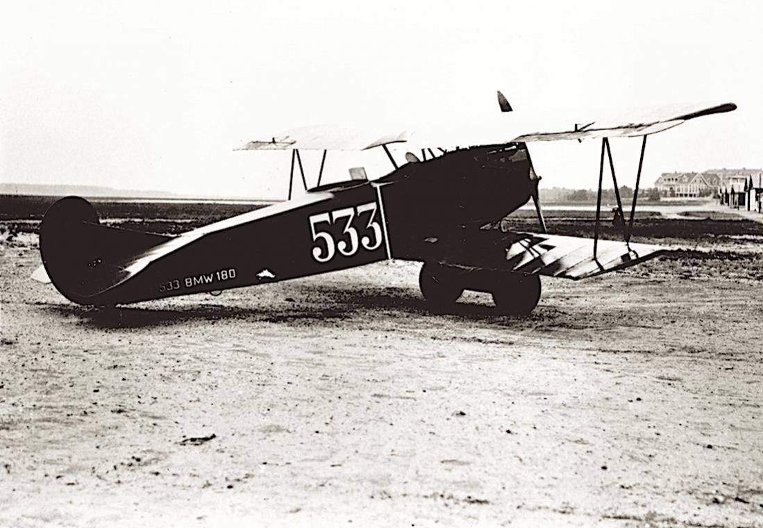 Naam: Foto 169. 533. Fokker C.I. op Soesterberg. 1100 breed.jpg
Bekeken: 494
Grootte: 114,2 KB