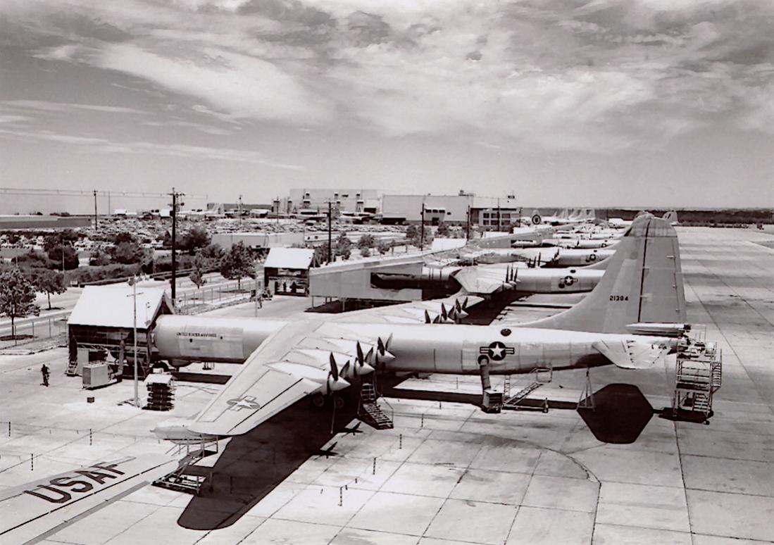 Naam: Foto 885. Op voorgrond 21384 (= 52-1384). MSN 333. Convair RB-36H-55-CF Peacemaker. Featherweigh.jpg
Bekeken: 701
Grootte: 116,2 KB