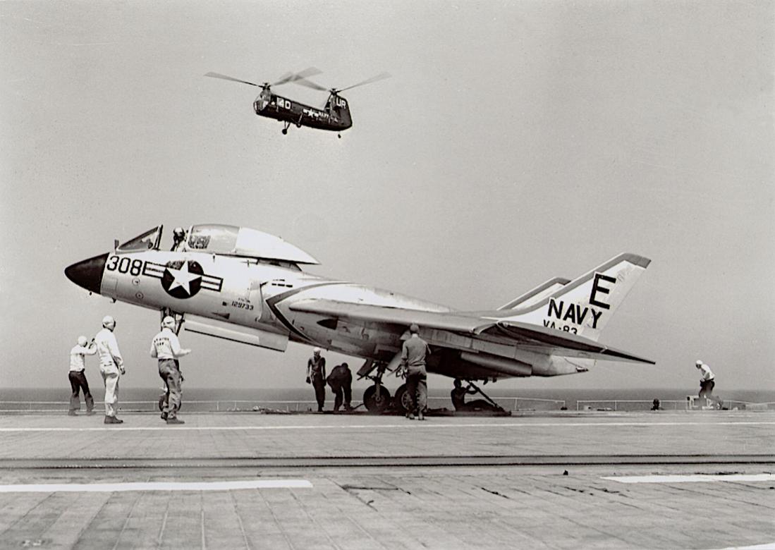 Naam: Foto 886. 129733. (BuNo 129733). Chance Vought Cutlass F7U-3M. In 1956 to VA-83 Rampagers as E.jpg
Bekeken: 621
Grootte: 91,4 KB