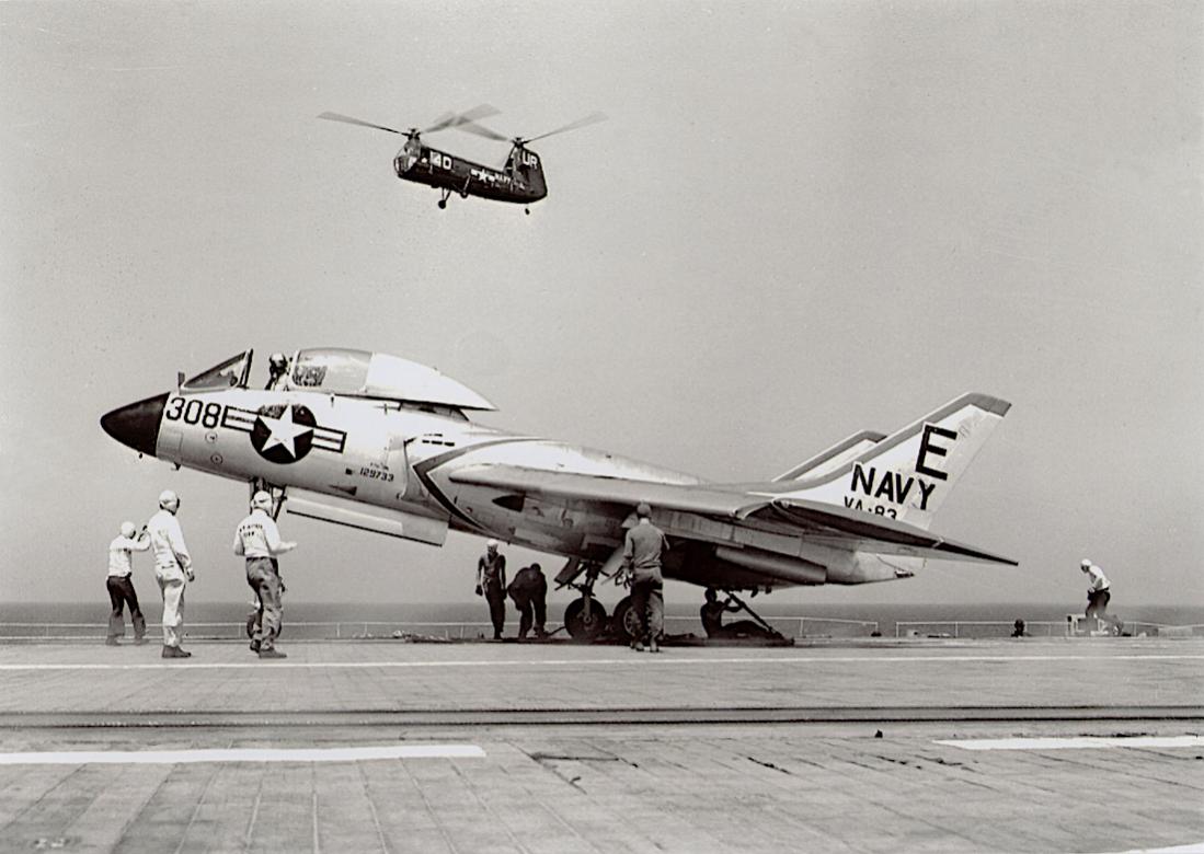 Naam: Foto 886. 129733. (BuNo 129733). Chance Vought Cutlass F7U-3M. In 1956 to VA-83 Rampagers as E.jpg
Bekeken: 245
Grootte: 91,4 KB