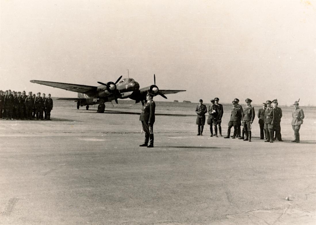 Naam: Foto 641. Ju-88 en Generalfeldmarschall Hugo Sperrle. 1100 breed.jpg
Bekeken: 318
Grootte: 89,1 KB