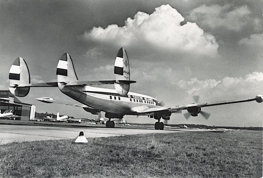 Naam: Kaart 908. Lockheed L-1049 Super Constellation. 1100 breed.jpg
Bekeken: 270
Grootte: 119,1 KB