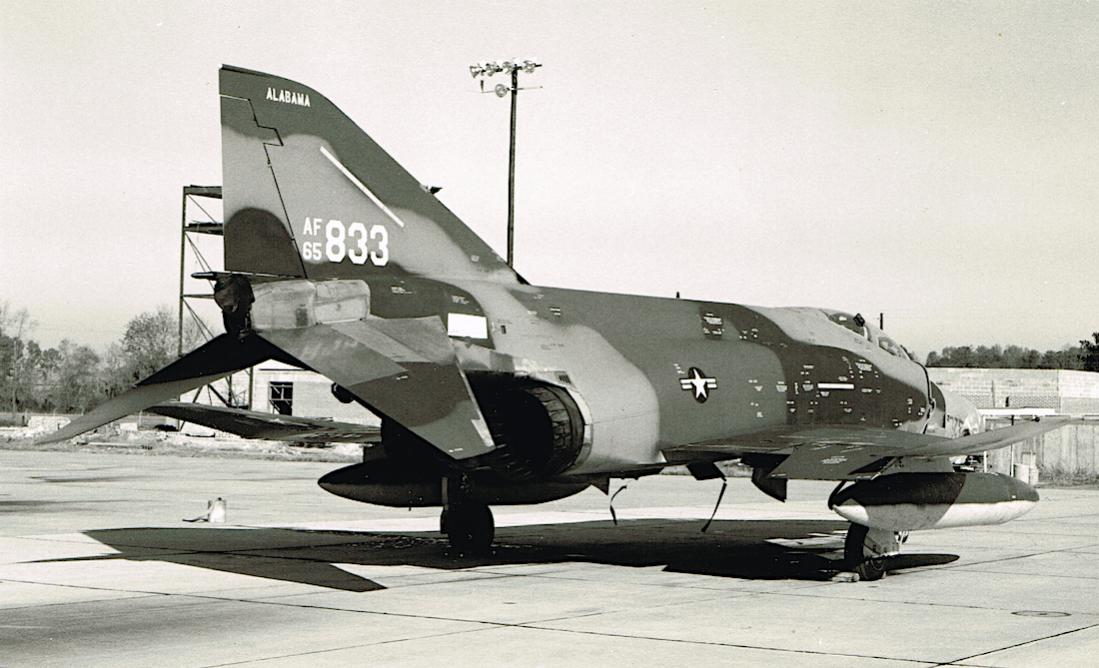 Naam: Foto 899. 65833 (= 65-0833. MSN 1264) McDonnell RF-4C-24-MC Phantom. 1100 breed.jpg
Bekeken: 133
Grootte: 95,7 KB