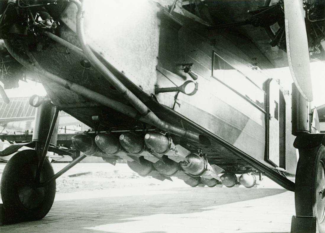 Naam: Foto 173. Fokkker F.VIIa:3m. 802 of 803. Bommen zijn geladen. 1100 breed.jpg
Bekeken: 885
Grootte: 107,4 KB