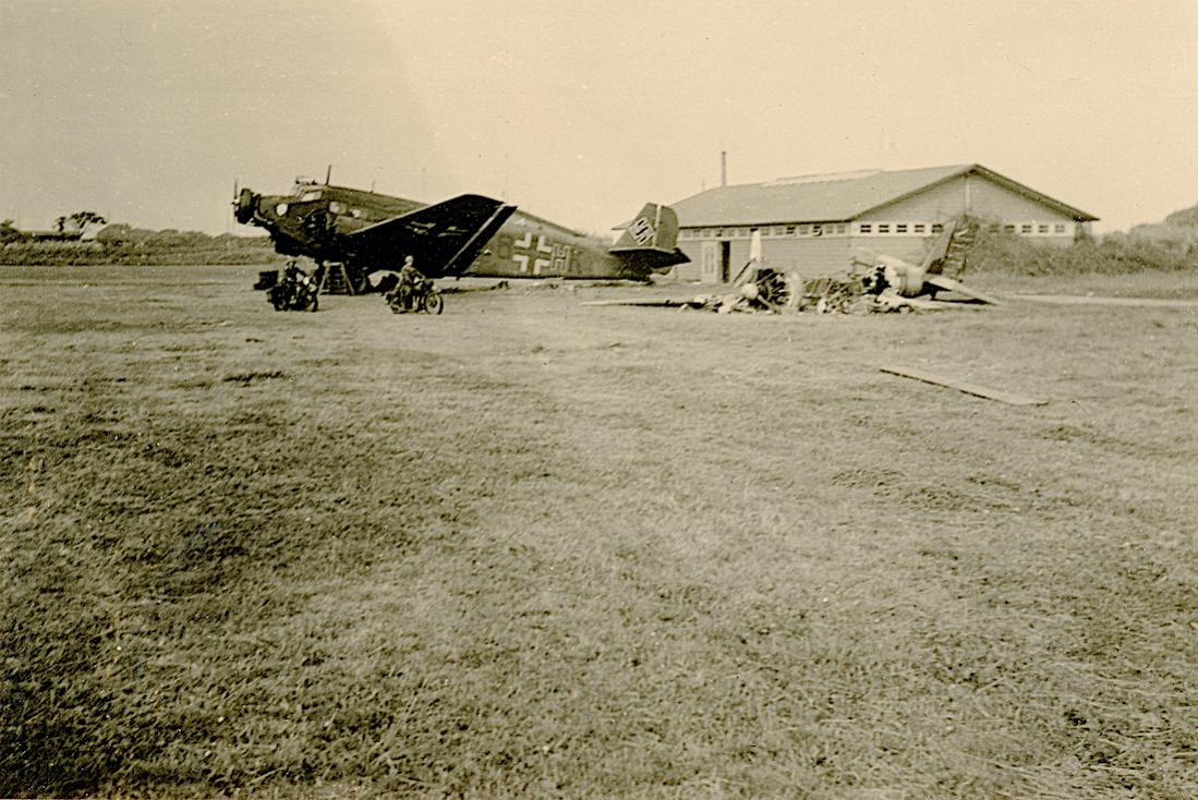 Naam: Foto 646. G8+HK. Ju-52:3m van 2.:KgzbV 2. Ockenburg. 1100 breed.jpg
Bekeken: 513
Grootte: 145,2 KB