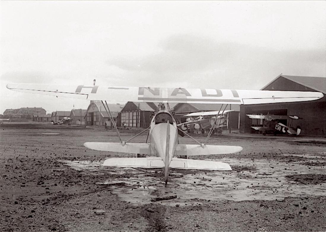 Naam: Foto 431. H-NADI. Pander EC op Soesterberg. 1100 breed.jpg
Bekeken: 560
Grootte: 120,2 KB