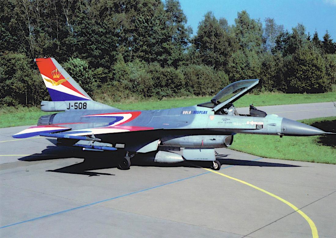 Naam: Foto 351. 'J-508'. F-16B. 1100 breed.jpg
Bekeken: 536
Grootte: 154,1 KB