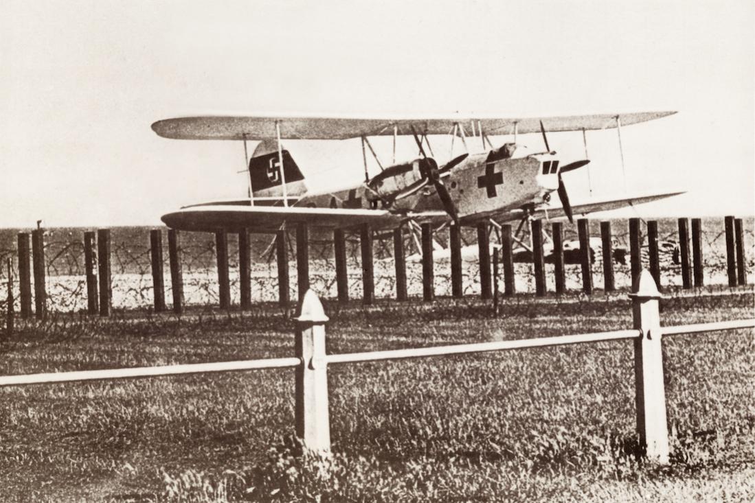 Naam: Foto 647. German hospital plane forced down in the Channel and beached at Deal, July 1940. 1100 .jpg
Bekeken: 485
Grootte: 136,2 KB