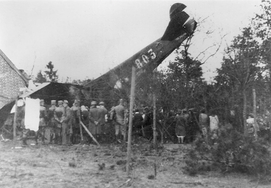 Naam: Foto 174. '803'. Crash Fokker F.VIIa:3m. 1100 breed.jpeg
Bekeken: 185
Grootte: 469,6 KB