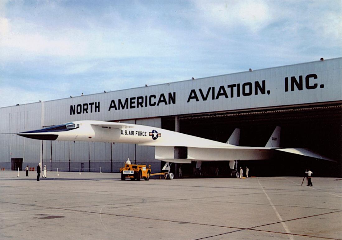 Naam: Foto 906. North American XB-70 Valkyrie uit hangar getrokken. 1100 breed.jpg
Bekeken: 667
Grootte: 85,5 KB