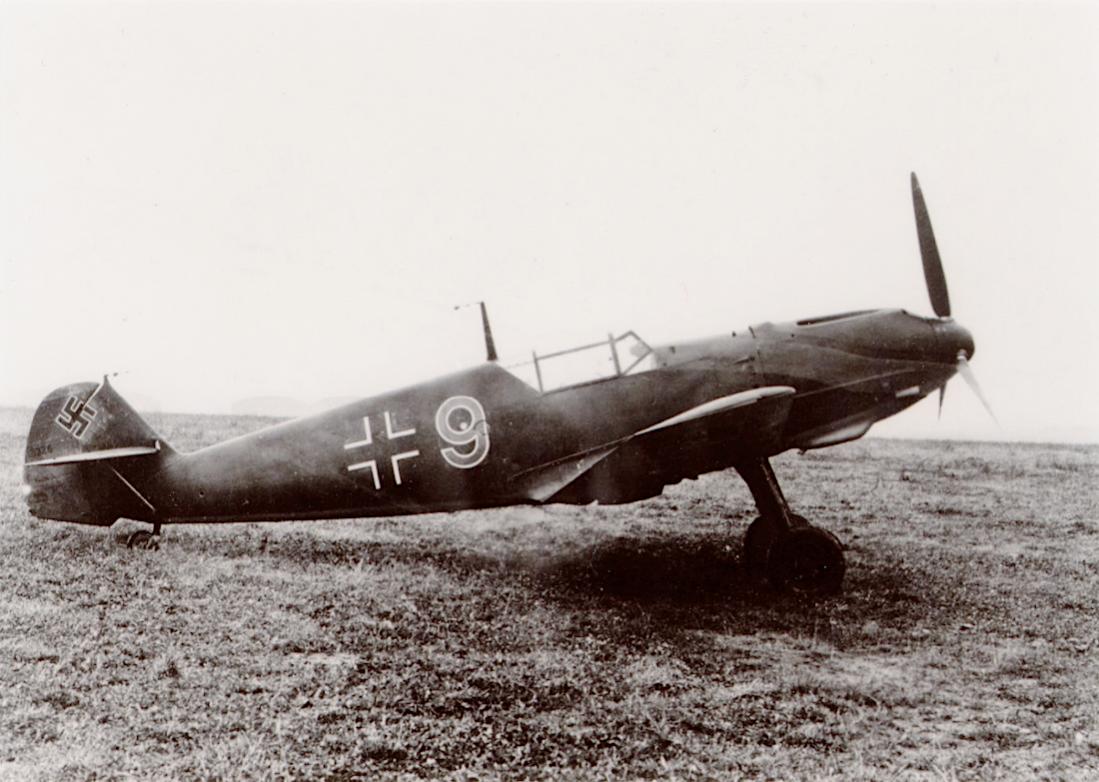 Naam: Foto 648. Messerschmitt Bf 109 E1 van 2.:JG51. Red 9. Piloot Georg Pavenzinger (5 overwinningen .jpg
Bekeken: 473
Grootte: 104,2 KB