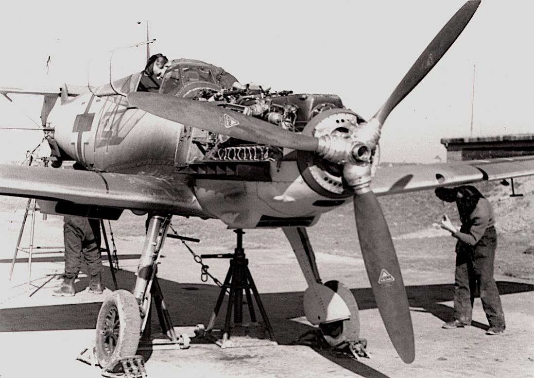 Naam: Foto 649. Messerschmitt Bf-109 in onderhoud. 1100 breed.jpg
Bekeken: 426
Grootte: 107,5 KB