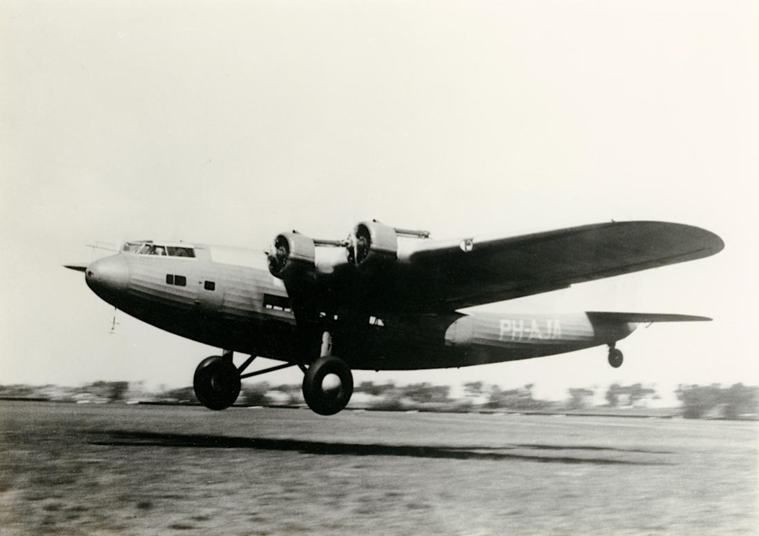 Naam: Foto 435. PH-AJA 'Arend'. Fokker F.XXXVI. 1100 breed.jpg
Bekeken: 884
Grootte: 62,6 KB