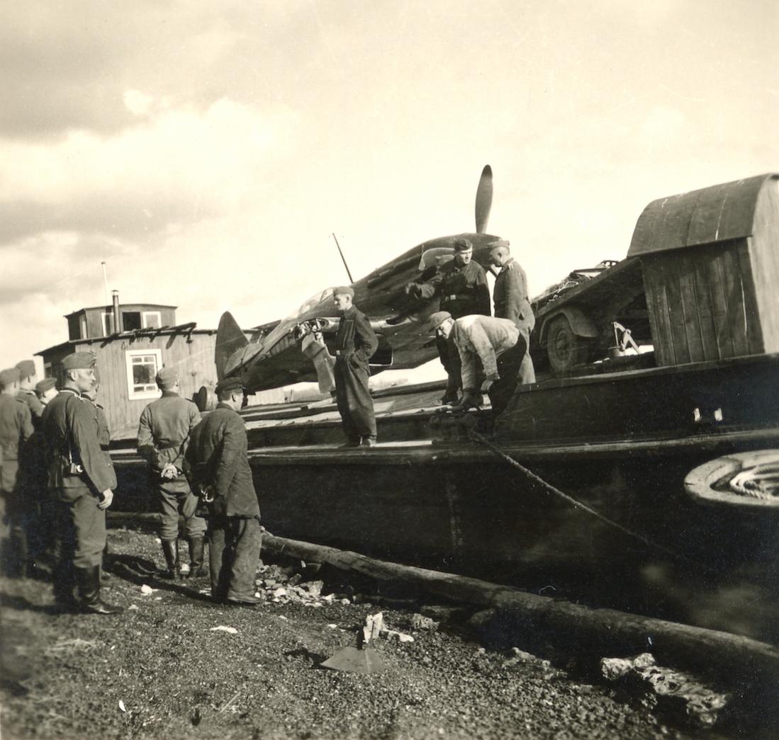 Naam: Foto 652. Buitgemaakte Russische jager, ik denk MiG-3, wordt in de haven van Kertsch (Krim) op b.jpg
Bekeken: 193
Grootte: 134,8 KB