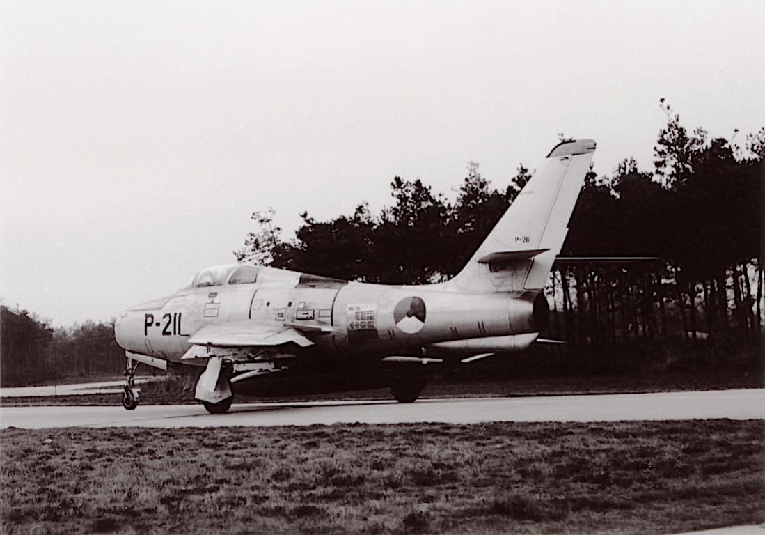 Naam: Foto 355. P-211. Republic F-84F Thunderstreak. 1100 breed.jpg
Bekeken: 286
Grootte: 97,5 KB