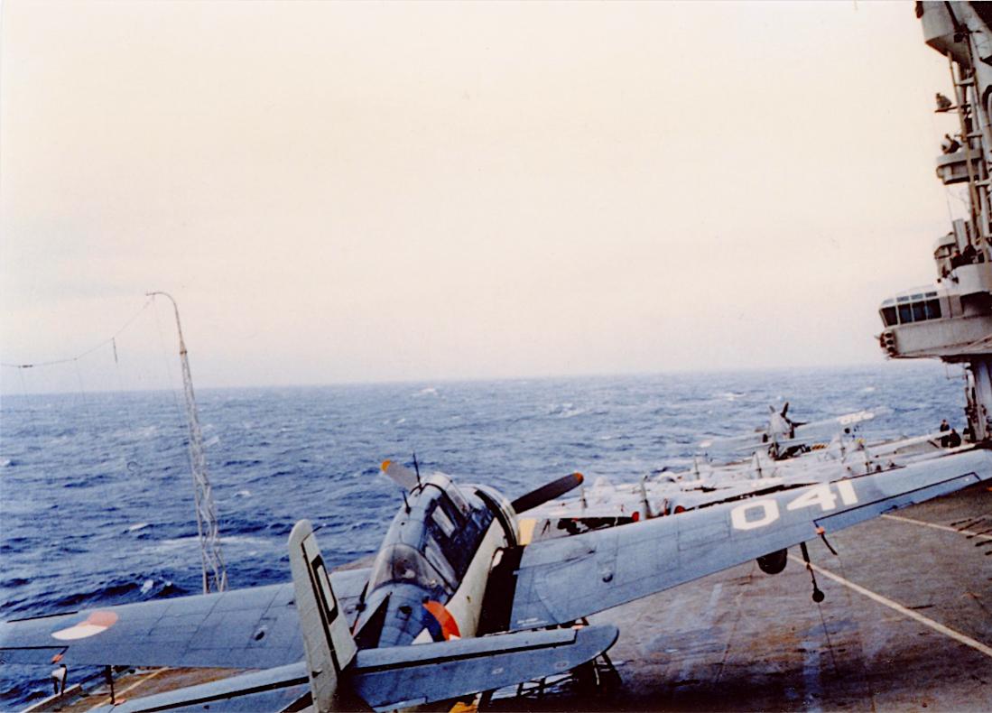 Naam: #452. 041. Grumman Avenger aan boord Karel Doorman bij ruwe zee. 1100 breed.jpg
Bekeken: 780
Grootte: 91,7 KB