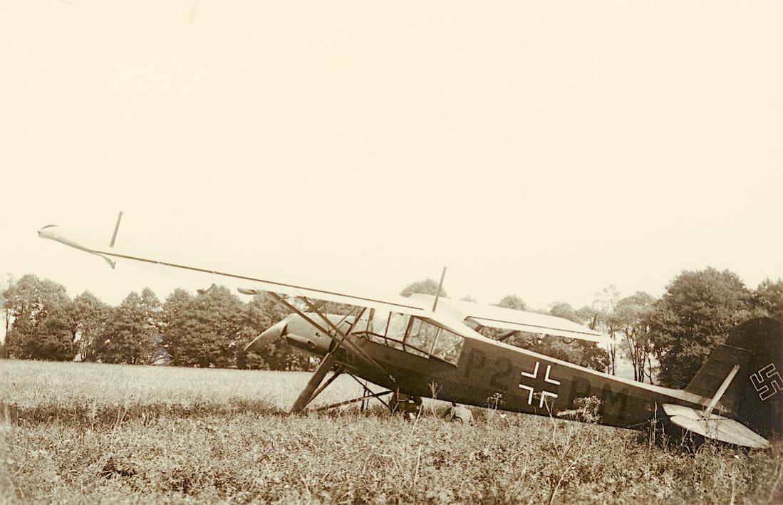 Naam: Foto 655. P2+PM. Fieseler Storch van Aufkl.Gr. 21. 1100 breed.jpg
Bekeken: 687
Grootte: 105,0 KB