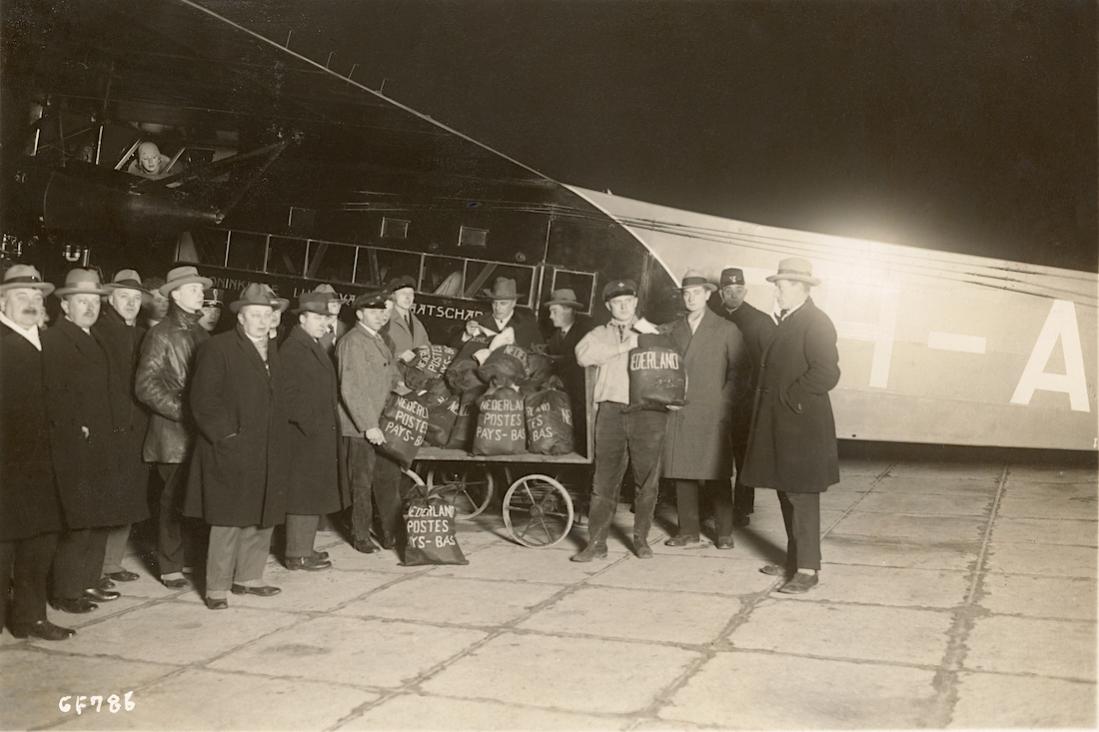 Naam: Foto 436. (GF786). 16.11.1928. Aankomst Schiphol eerste retourproefvlucht naar Ned. Indi. 1100 .jpg
Bekeken: 716
Grootte: 85,4 KB