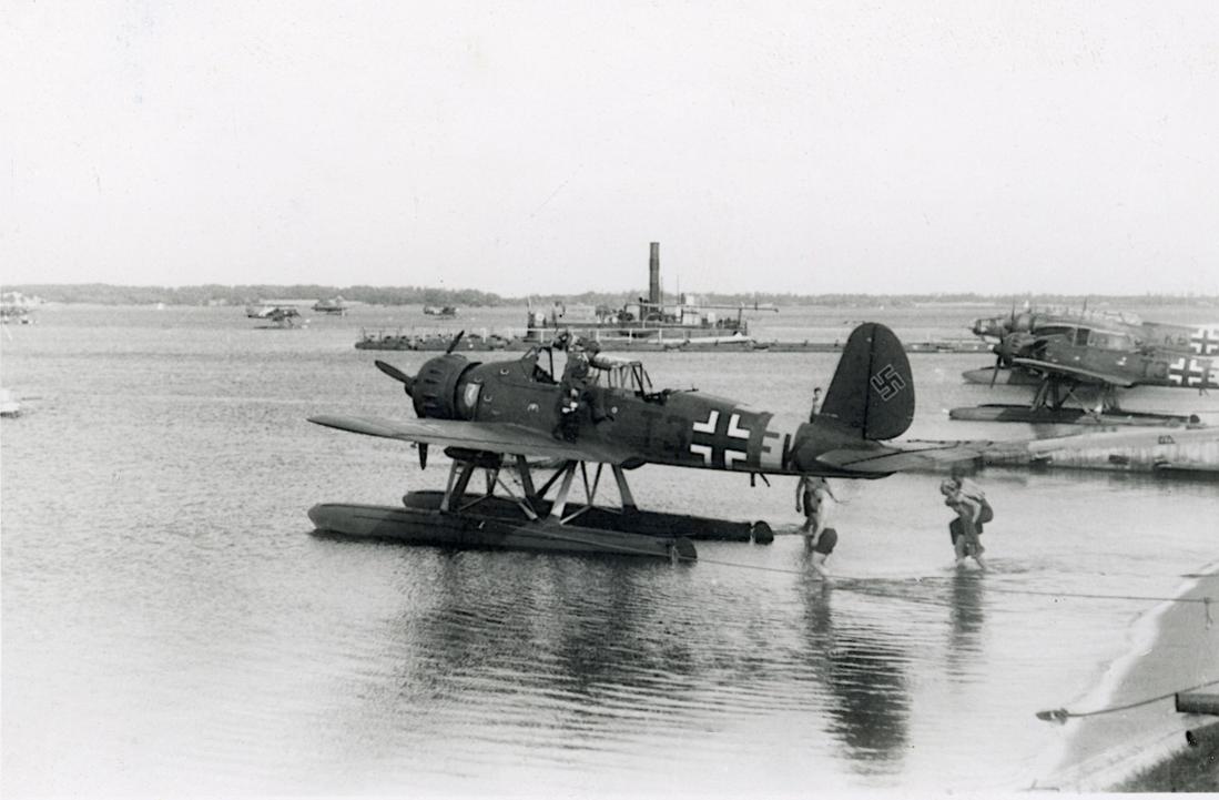 Naam: Foto 660. Arado Ar 196 in de haven van Riga (Letland), 1941. 1100 breed.jpg
Bekeken: 96
Grootte: 79,4 KB