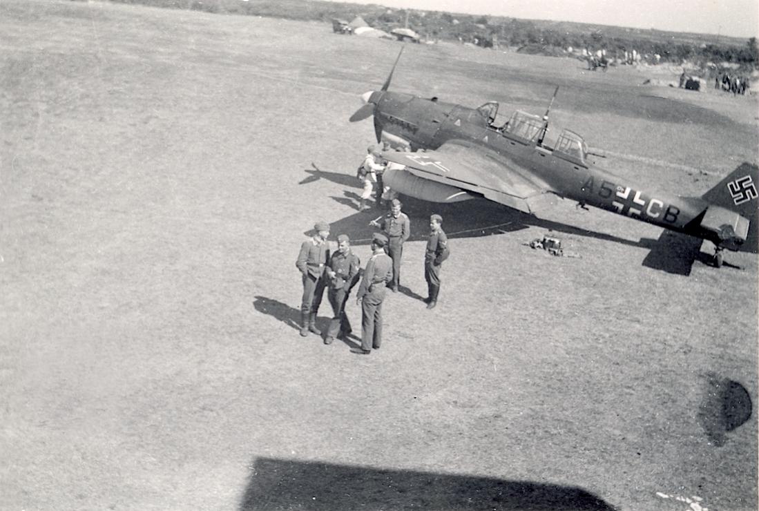Naam: Foto 661. A5+CB. Junkers Ju-87 van St.G 1 (SG 1 v.a. 10.1943). 1100 breed.jpg
Bekeken: 75
Grootte: 116,3 KB