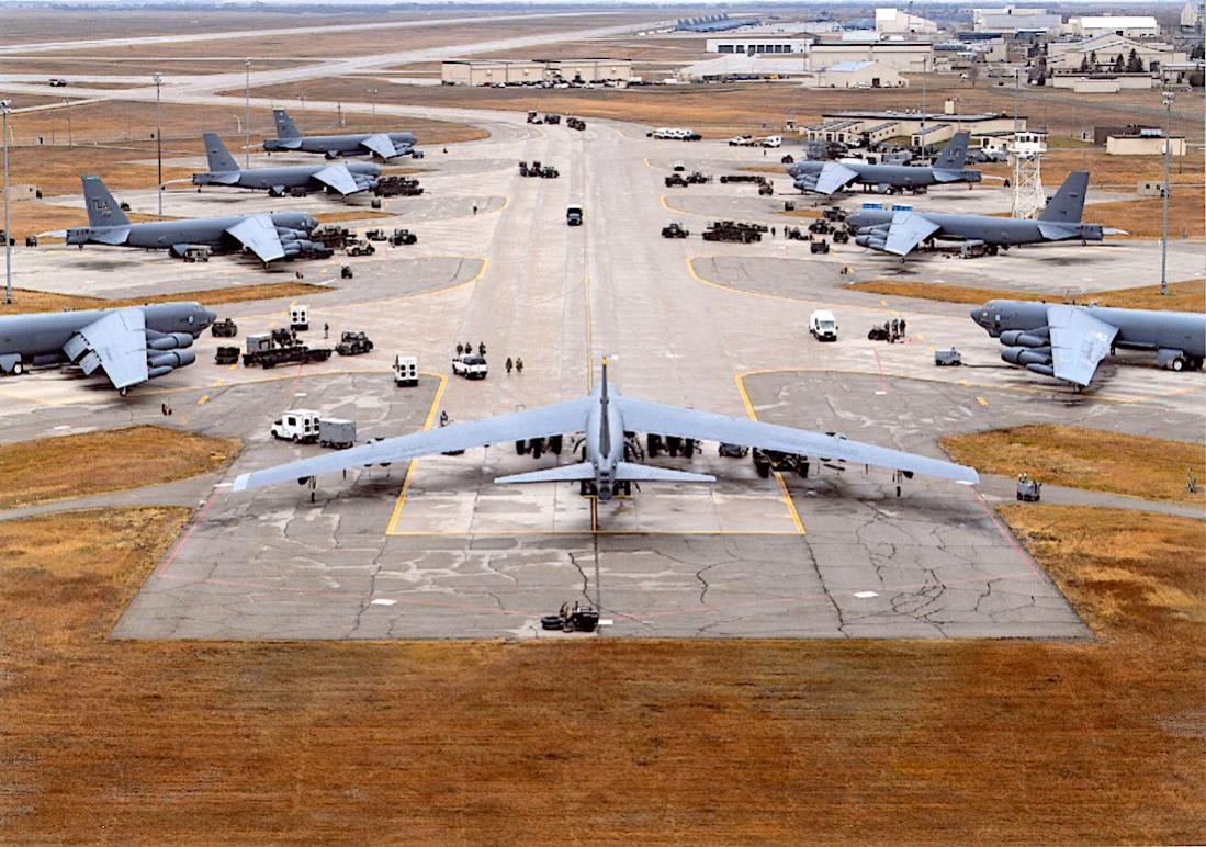 Naam: Foto 921. 8x Boeing B-52 op een basis. 1100 breed.jpg
Bekeken: 4
Grootte: 164,7 KB