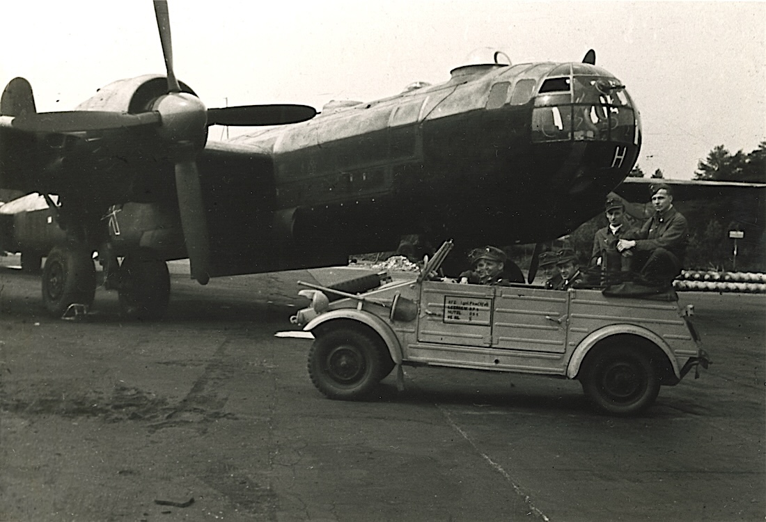 Naam: Foto 672. Heinkel He 177 en Volkswagen Kbelwagen. 1100 breed.jpeg
Bekeken: 825
Grootte: 249,8 KB